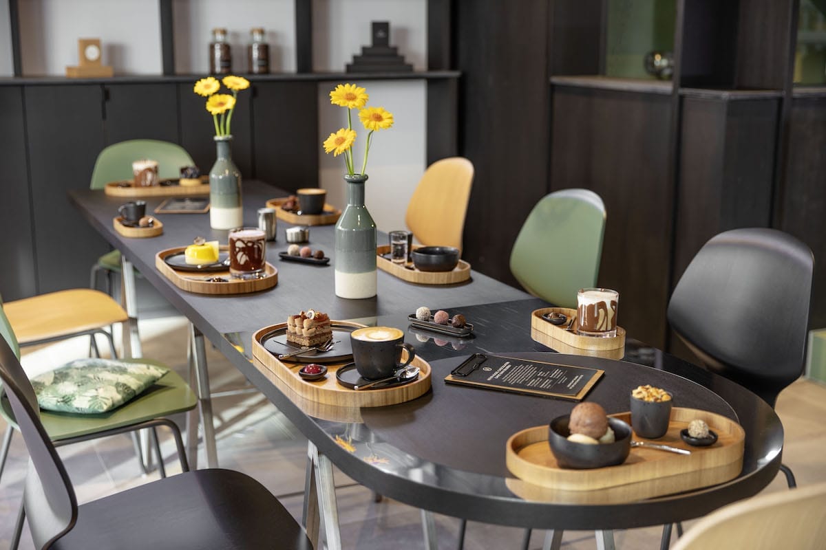 Gedeckter Tisch im Kevin Kugel Kaffee mit Spezialitäten aus dem Haus