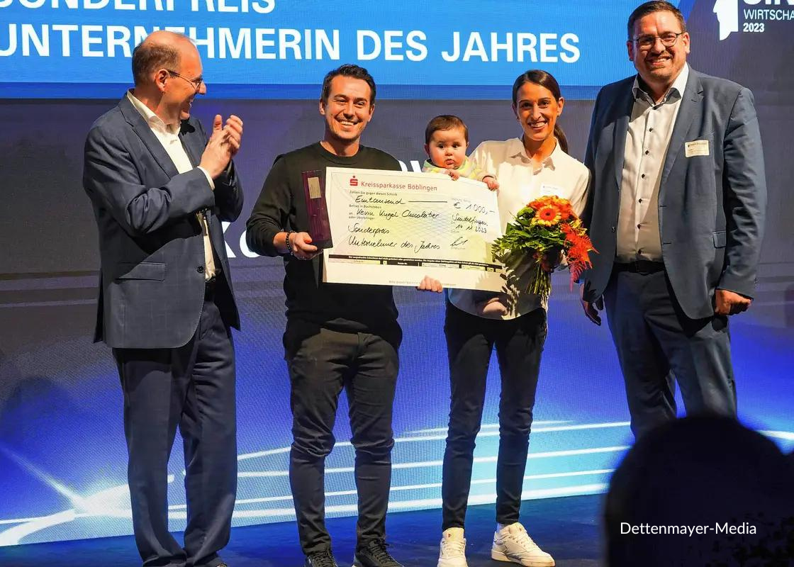KevinKugel bekommt vom Oberbürgermeister einen Check Überreicht, der Gewinn für den Unternehmer des Jahres