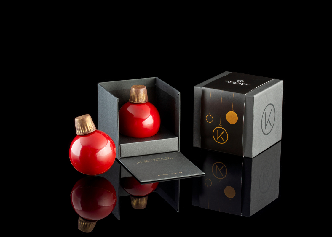 Christbaumkugel gefüllt mit Bratapfel-Praliné (verfügbar ab 26.10.26)