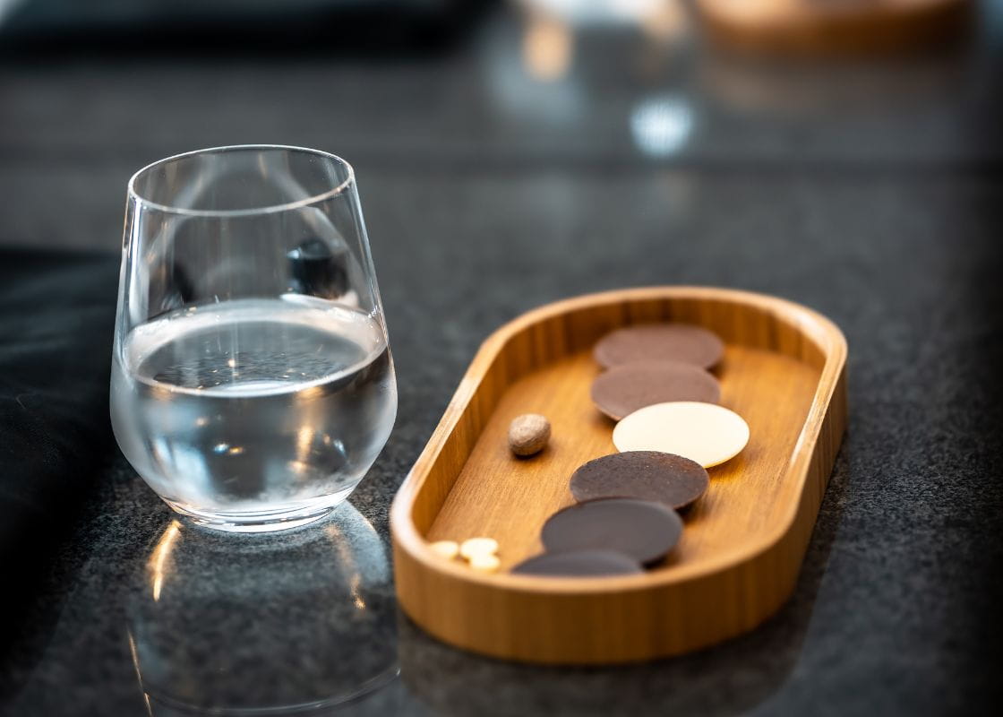 Die Plättchenkollektion für die Schokoladenverkostung, serviert auf einem Holztablet