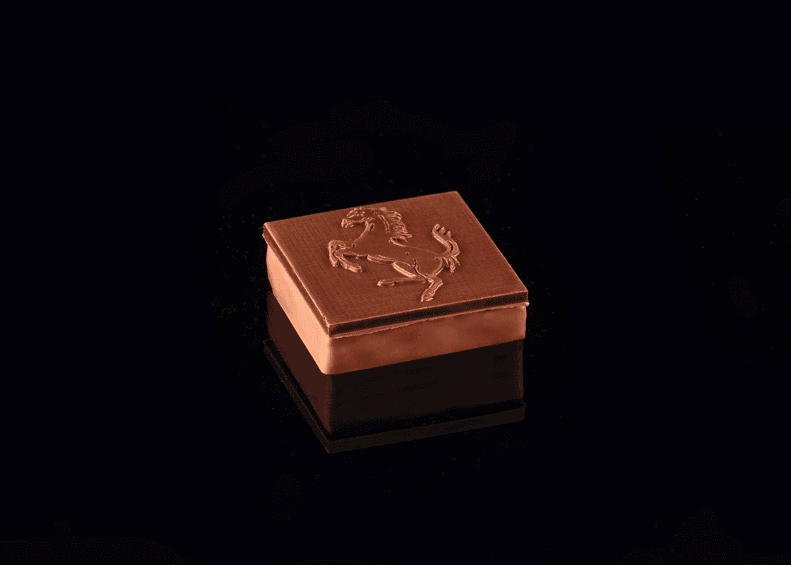 Schnittpraline mit Ferrari-Logo